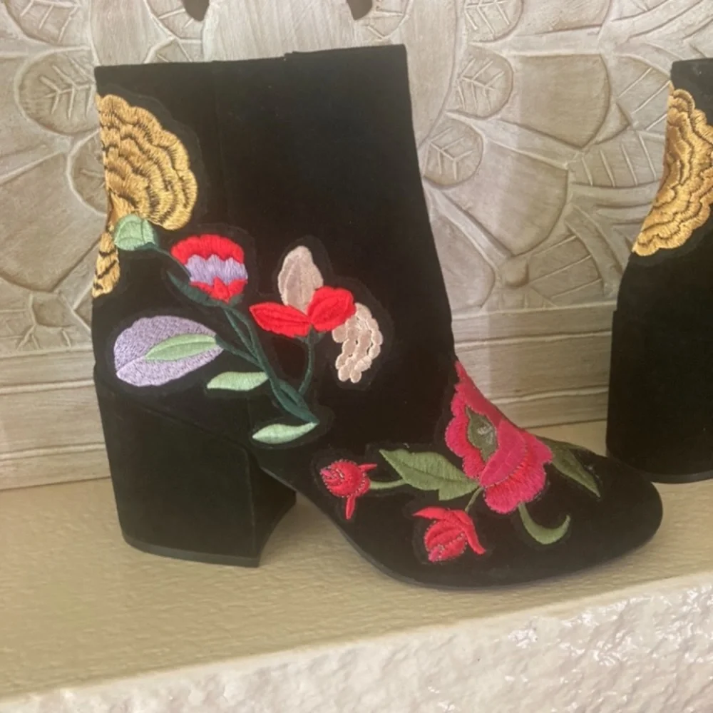 š„Kenneth Cole New York Women's Reeve 4 Block Heel Bootie with Embroidery Ankle - Picture 6 of 13